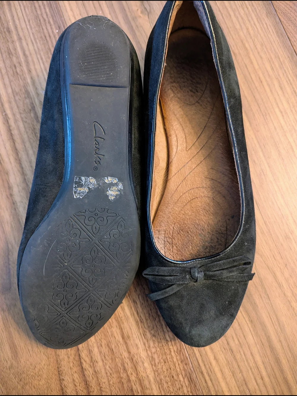 Clarks Black Suede Bow Ballet Flats - Size US 7